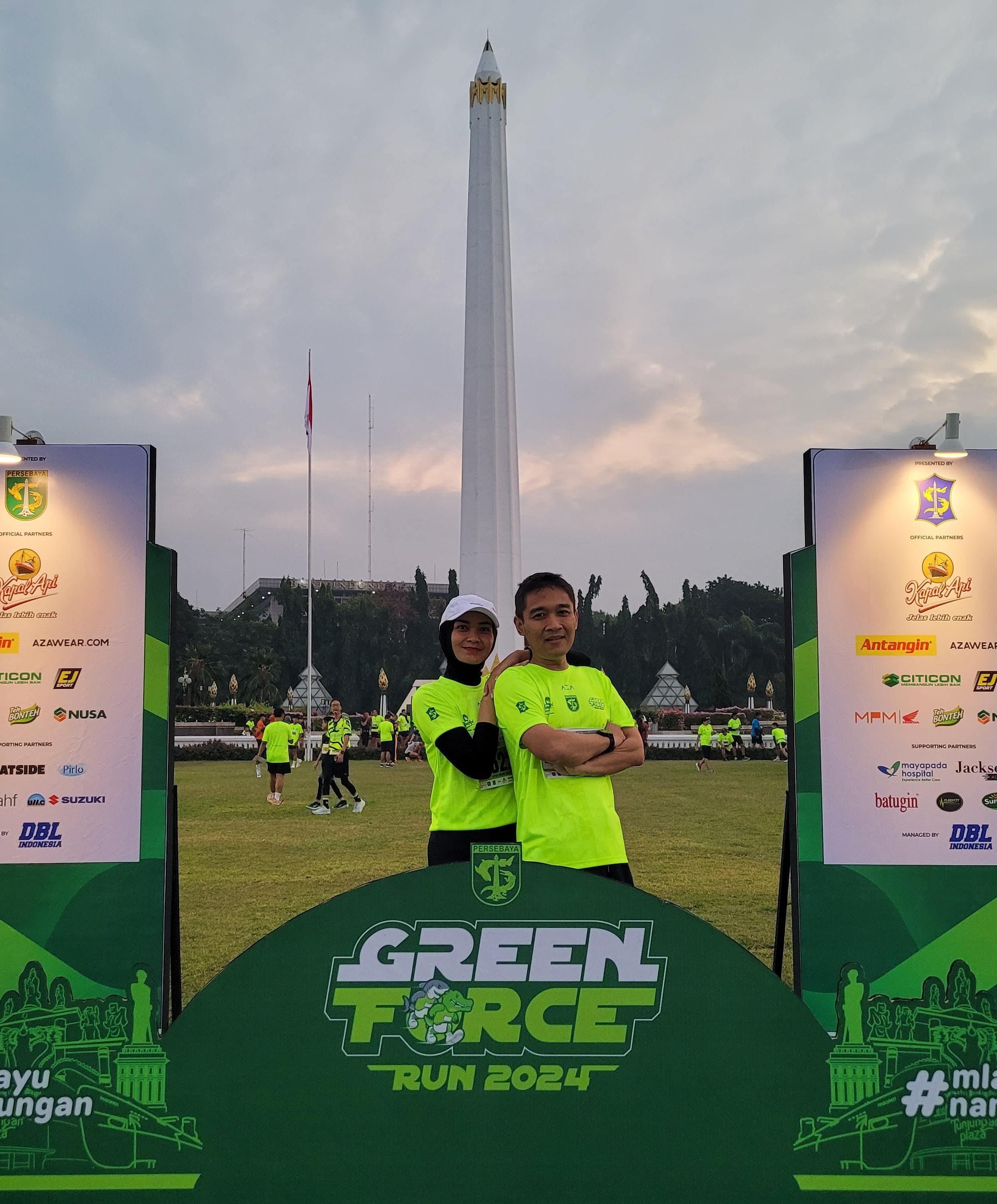 Pada GFR 2025 peserta bukan hanya diajak untuk berlari mengelilingi rute yang ada. Melainkan juga diajak menikmati kekayaan budaya dan kuliner khas Surabaya.  Selain pulang membawa medali, peserta juga bisa berkunjung membeli oleh-oleh yang bisa dibawa pulang ke rumah.  Baca juga: Para Juara GFR 2024 Kembali Terjun di Green Force Run 2025  Oh iya, Green Force Run 2025 juga mengajak seluruh elemen suporter tanah air untuk ikut menjadi peserta. Budaya berolahraga ini yang sedang ditanamkan oleh pendukung Persebaya, Bonek.  Seluruh informasi soal GFR 2025 bisa kalian lihat juga di Instagram @greenforcerun, Rek!