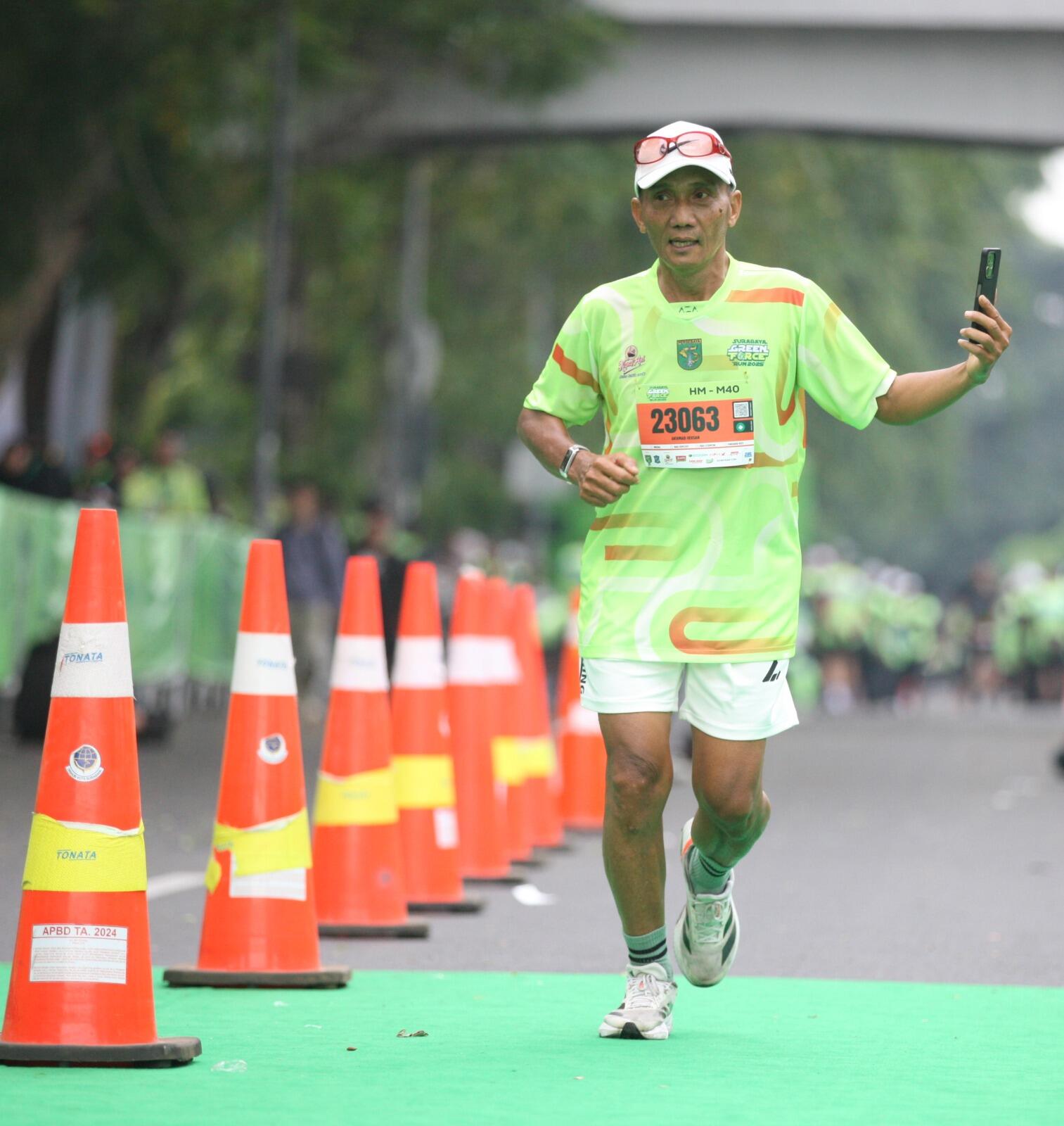 https://www.greenforcerun.id/uploads/post/2025/07/22/Apresiasi Tinggi untuk Pelari 'Kelas Berat' yang Finish Strong di GFR 20252(utama).jpg